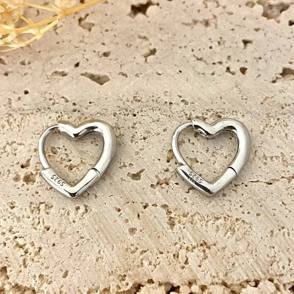 925 Sterling Silver Heart Huggie Earrings Small Heart Hoop Earrings - Picture 1 of 4